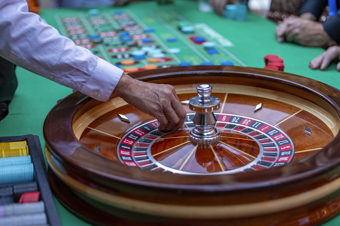 Meja poker hijau dengan chip dan kartu