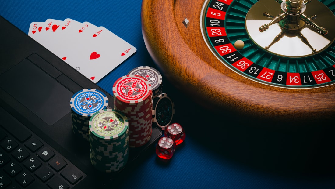 Rolet dan tumpukan chip kasino