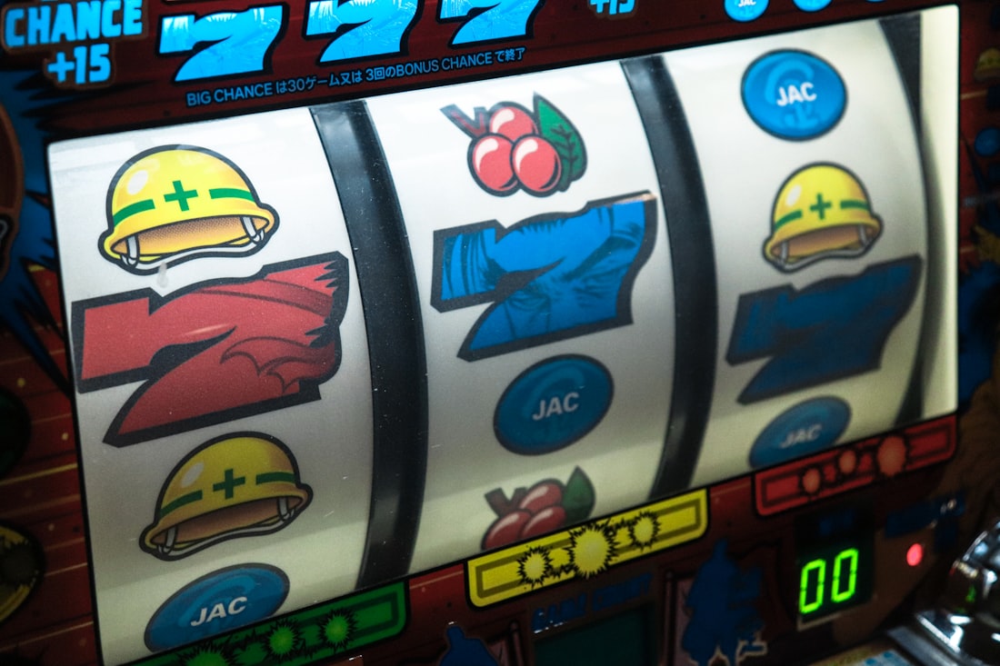 Layar mesin slot dengan angka tujuh