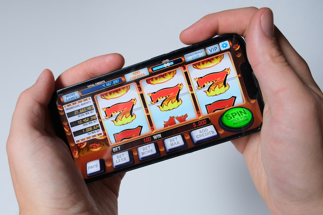 Seseorang bermain game slot dari ponsel cerdas